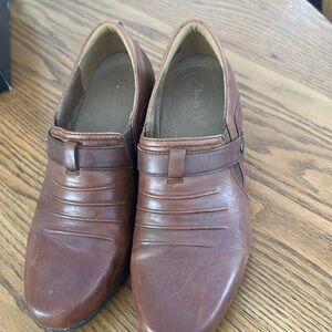 Used clerk’s shoes brown